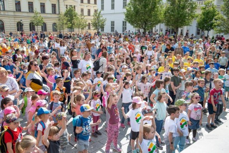 Mesélő táncok – több száz fehérvári óvodás vett részt az egyedülálló belvárosi produkcióban